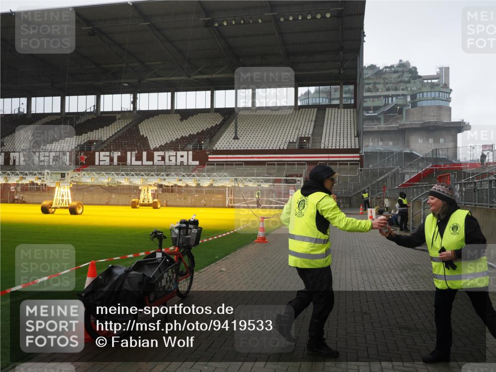 07.12.2025 - St. Pauli X-Mass-Run No. 15 Fabian Wolf http://msf.ph/oto/9419533 07.12.2025 11:32:44 Ziel 477, 1884, 1886, 1998, 1999, 2000, 2015 meine-sportfotos.de
