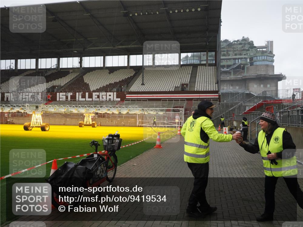07.12.2025 - St. Pauli X-Mass-Run No. 15 Fabian Wolf http://msf.ph/oto/9419534 07.12.2025 11:32:44 Ziel 477, 1884, 1886, 1998, 1999, 2000, 2015 meine-sportfotos.de