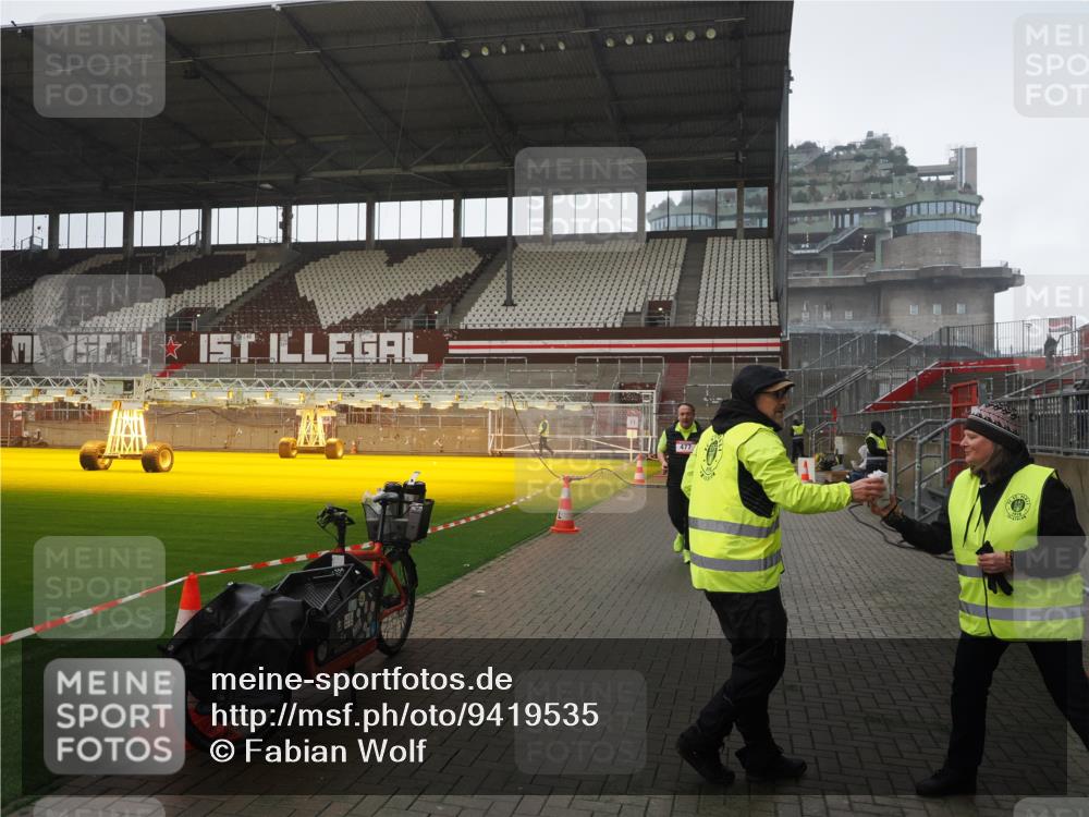 07.12.2025 - St. Pauli X-Mass-Run No. 15 Fabian Wolf http://msf.ph/oto/9419535 07.12.2025 11:32:45 Ziel 477, 1884, 1886, 1998, 1999, 2000, 2015 meine-sportfotos.de
