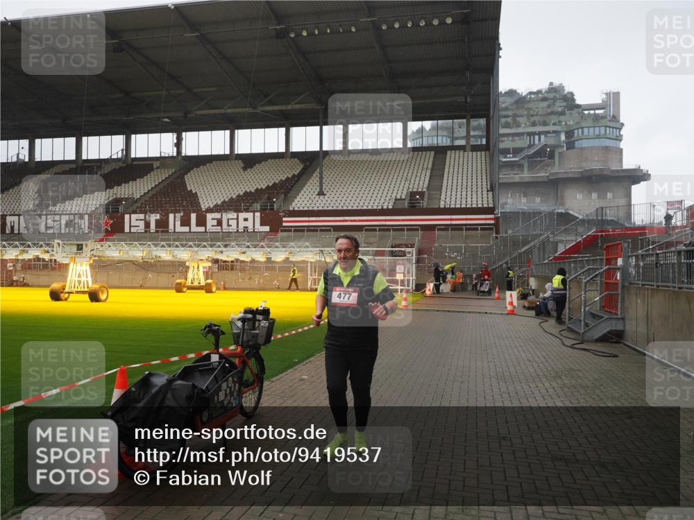 07.12.2025 - St. Pauli X-Mass-Run No. 15 Fabian Wolf http://msf.ph/oto/9419537 07.12.2025 11:32:47 Ziel 477, 1884, 1886, 1998, 1999, 2000, 2015 meine-sportfotos.de