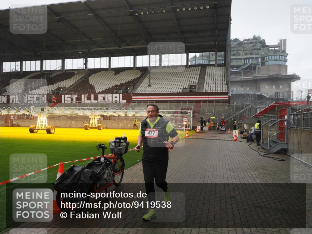 07.12.2025 - St. Pauli X-Mass-Run No. 15 Fabian Wolf http://msf.ph/oto/9419538 07.12.2025 11:32:47 Ziel 477, 1884, 1886, 1998, 1999, 2000, 2015 meine-sportfotos.de