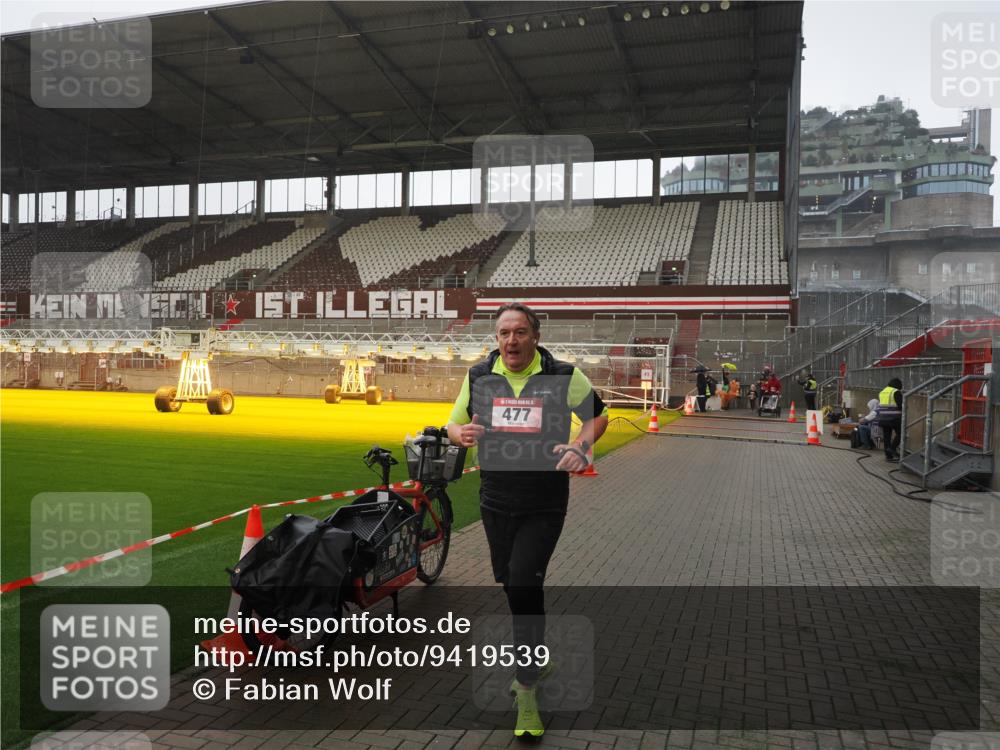 07.12.2025 - St. Pauli X-Mass-Run No. 15 Fabian Wolf http://msf.ph/oto/9419539 07.12.2025 11:32:47 Ziel 477, 1884, 1886, 1998, 1999, 2000, 2015 meine-sportfotos.de