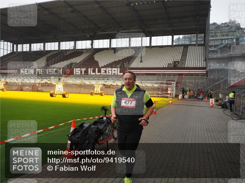 07.12.2025 - St. Pauli X-Mass-Run No. 15 Fabian Wolf http://msf.ph/oto/9419540 07.12.2025 11:32:48 Ziel 477, 1998, 1999, 2000, 2015 meine-sportfotos.de