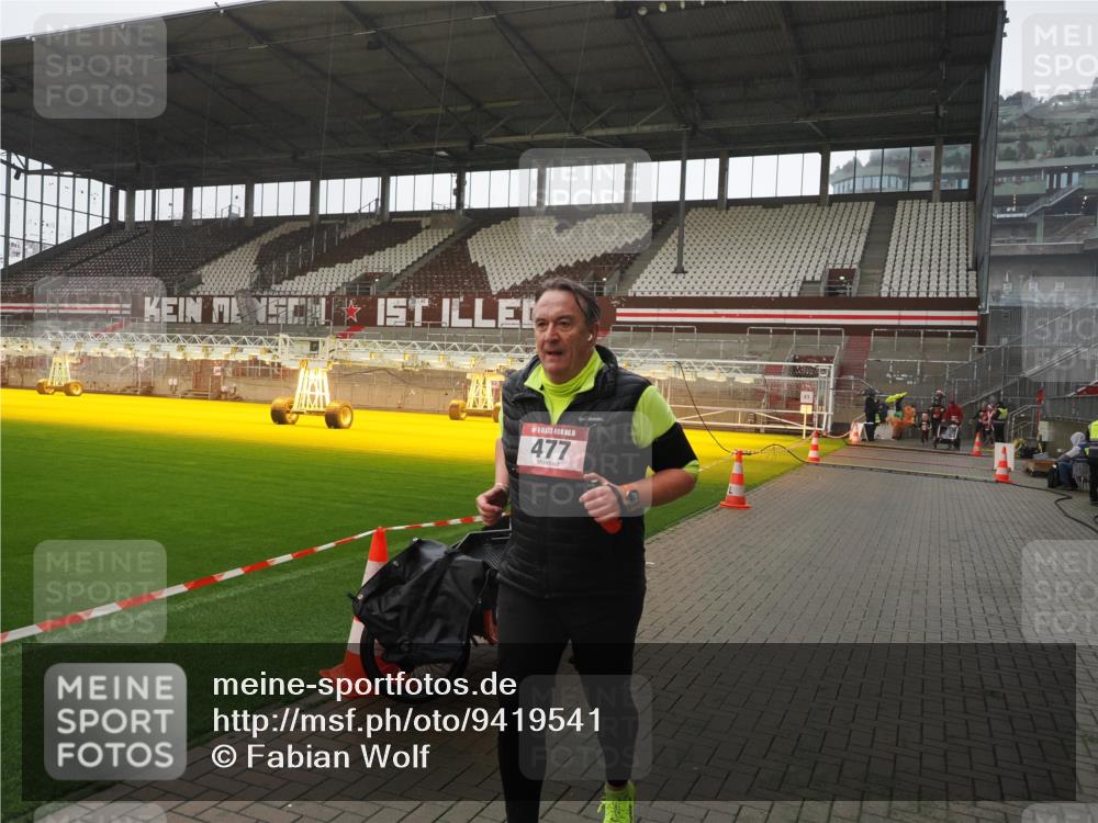 07.12.2025 - St. Pauli X-Mass-Run No. 15 Fabian Wolf http://msf.ph/oto/9419541 07.12.2025 11:32:48 Ziel 477, 1998, 1999, 2000, 2015 meine-sportfotos.de