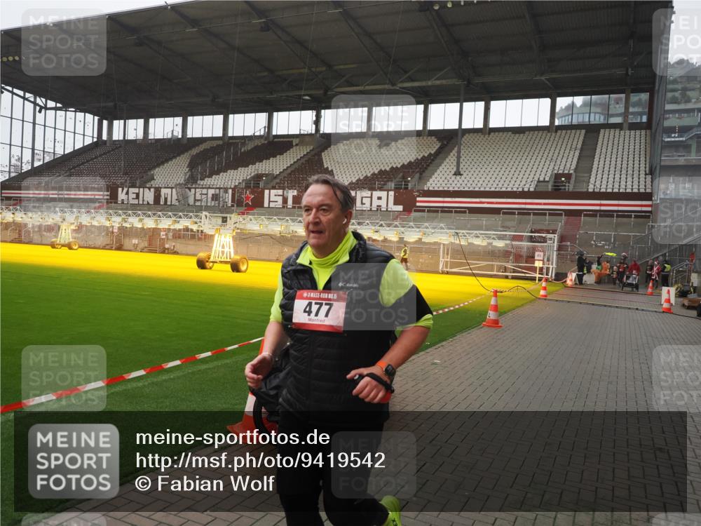 07.12.2025 - St. Pauli X-Mass-Run No. 15 Fabian Wolf http://msf.ph/oto/9419542 07.12.2025 11:32:48 Ziel 477, 1998, 1999, 2000, 2015 meine-sportfotos.de
