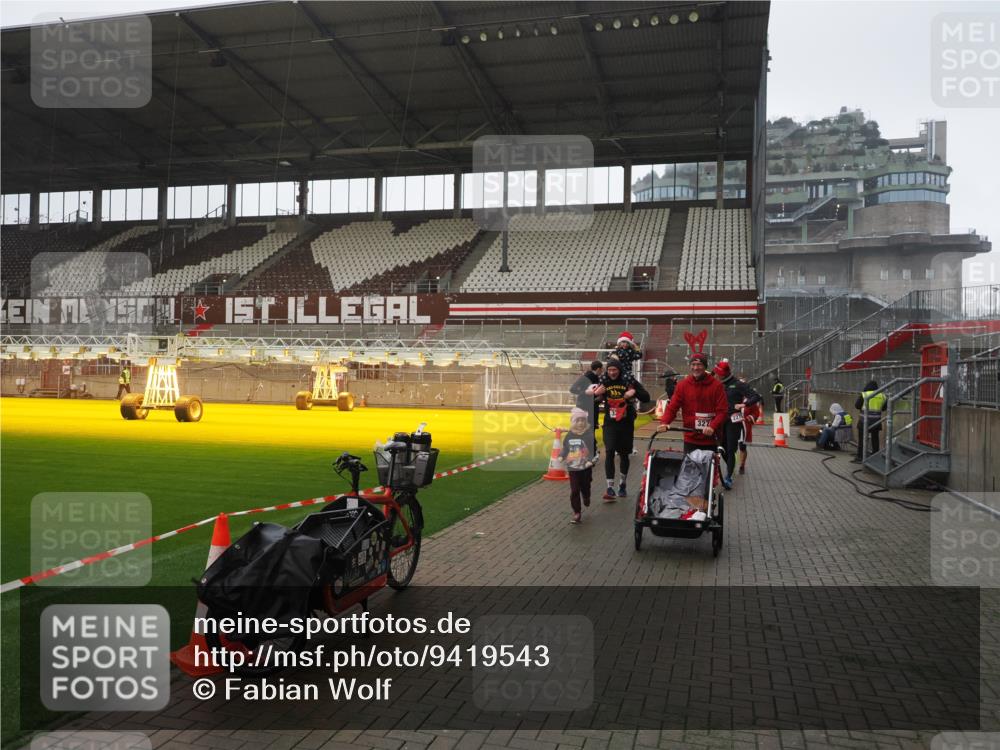 07.12.2025 - St. Pauli X-Mass-Run No. 15 Fabian Wolf http://msf.ph/oto/9419543 07.12.2025 11:32:59 Ziel 2107, 2113, 2278, 2281, 2282, 2284, 3269, 3271 meine-sportfotos.de
