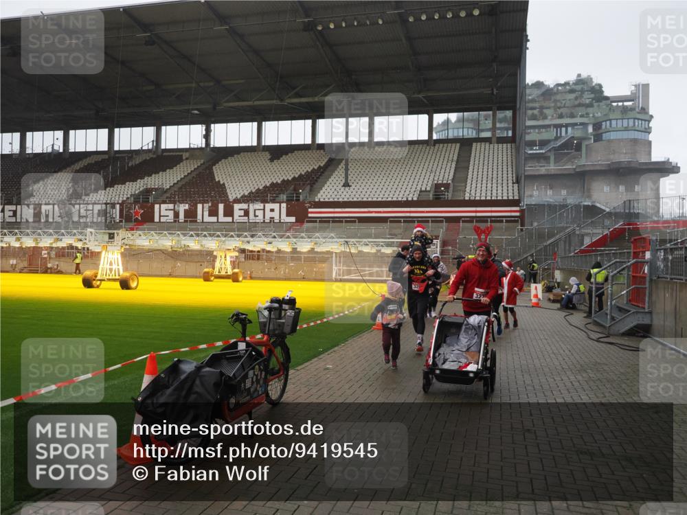 07.12.2025 - St. Pauli X-Mass-Run No. 15 Fabian Wolf http://msf.ph/oto/9419545 07.12.2025 11:32:59 Ziel 2107, 2113, 2278, 2281, 2282, 2284, 3269, 3271 meine-sportfotos.de