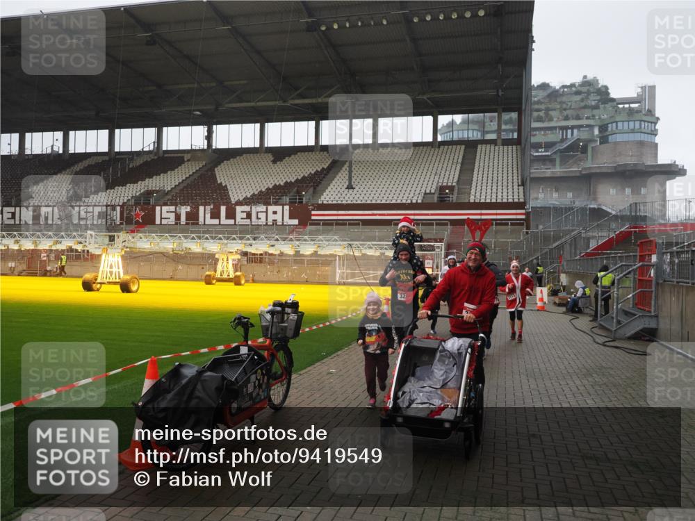 07.12.2025 - St. Pauli X-Mass-Run No. 15 Fabian Wolf http://msf.ph/oto/9419549 07.12.2025 11:33:00 Ziel 1013, 2107, 2113, 2278, 2281, 2282, 2284, 3269, 3271 meine-sportfotos.de