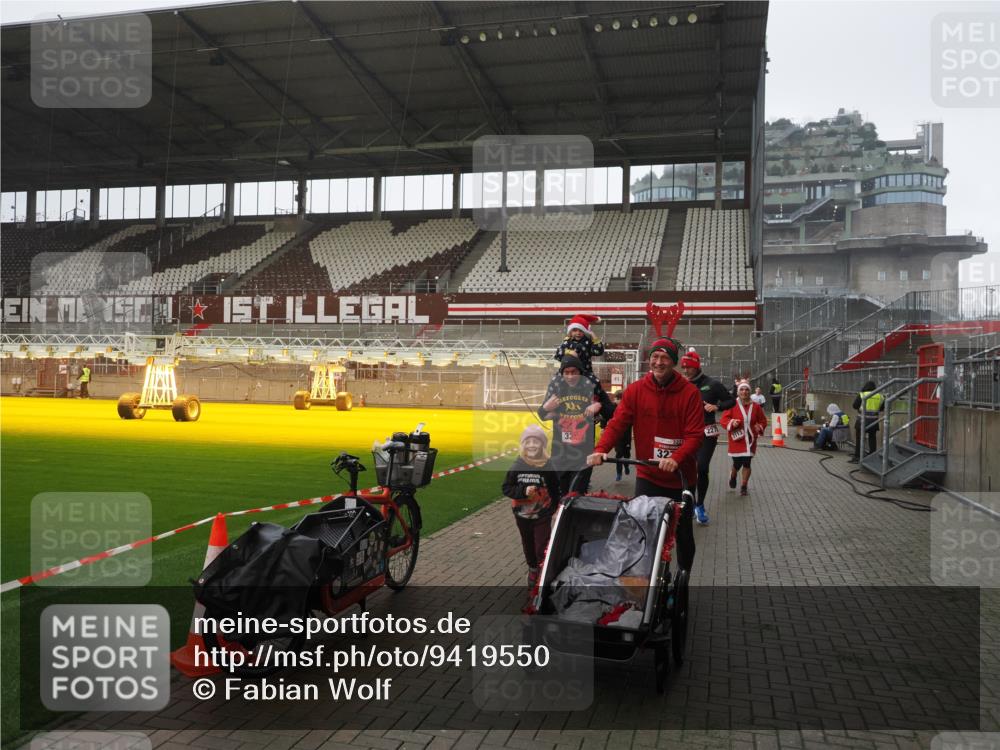 07.12.2025 - St. Pauli X-Mass-Run No. 15 Fabian Wolf http://msf.ph/oto/9419550 07.12.2025 11:33:00 Ziel 1013, 2107, 2113, 2278, 2281, 2282, 2284, 3269, 3271 meine-sportfotos.de