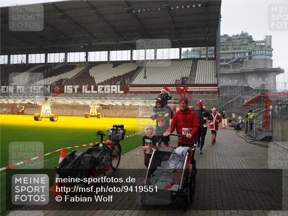 07.12.2025 - St. Pauli X-Mass-Run No. 15 Fabian Wolf http://msf.ph/oto/9419551 07.12.2025 11:33:01 Ziel 321, 977, 1013, 1591, 2107, 2113, 2278, 2281, 2282, 2284, 2662, 3269, 3271 meine-sportfotos.de