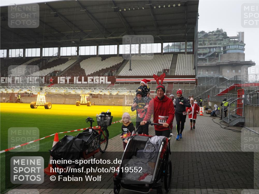 07.12.2025 - St. Pauli X-Mass-Run No. 15 Fabian Wolf http://msf.ph/oto/9419552 07.12.2025 11:33:01 Ziel 321, 977, 1013, 1591, 2107, 2113, 2278, 2281, 2282, 2284, 2662, 3269, 3271 meine-sportfotos.de