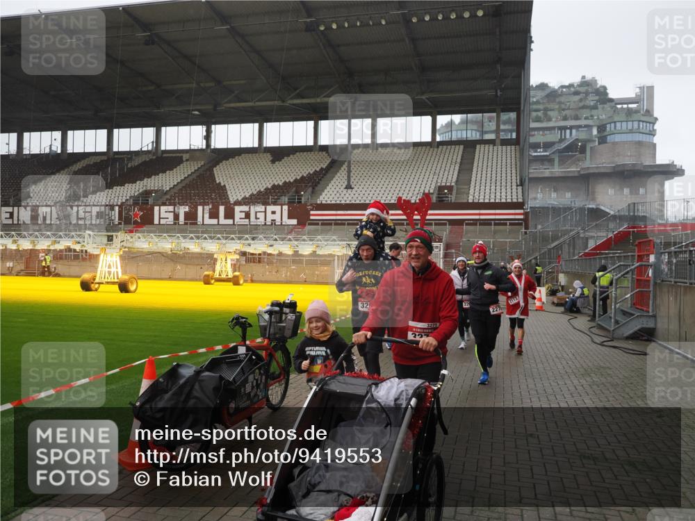 07.12.2025 - St. Pauli X-Mass-Run No. 15 Fabian Wolf http://msf.ph/oto/9419553 07.12.2025 11:33:01 Ziel 321, 977, 1013, 1591, 2107, 2113, 2278, 2281, 2282, 2284, 2662, 3269, 3271 meine-sportfotos.de