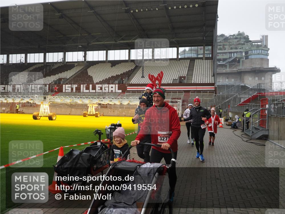 07.12.2025 - St. Pauli X-Mass-Run No. 15 Fabian Wolf http://msf.ph/oto/9419554 07.12.2025 11:33:01 Ziel 321, 977, 1013, 1591, 2107, 2113, 2278, 2281, 2282, 2284, 2662, 3269, 3271 meine-sportfotos.de