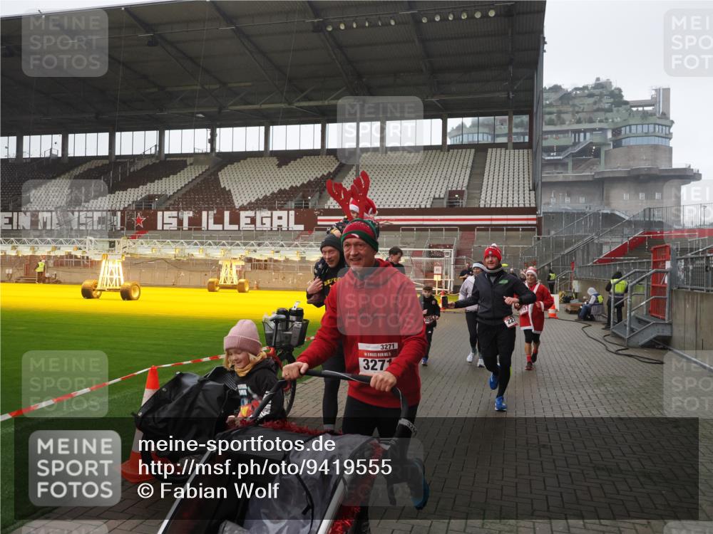 07.12.2025 - St. Pauli X-Mass-Run No. 15 Fabian Wolf http://msf.ph/oto/9419555 07.12.2025 11:33:01 Ziel 321, 977, 1013, 1591, 2107, 2113, 2278, 2281, 2282, 2284, 2662, 3269, 3271 meine-sportfotos.de