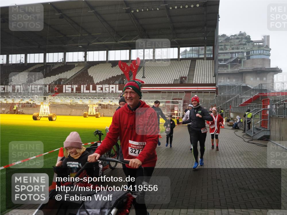 07.12.2025 - St. Pauli X-Mass-Run No. 15 Fabian Wolf http://msf.ph/oto/9419556 07.12.2025 11:33:02 Ziel 321, 977, 1013, 1591, 2107, 2113, 2278, 2281, 2282, 2284, 2662, 3269, 3271 meine-sportfotos.de