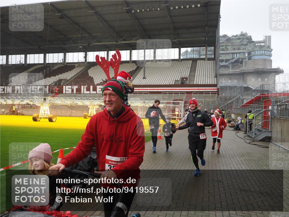 07.12.2025 - St. Pauli X-Mass-Run No. 15 Fabian Wolf http://msf.ph/oto/9419557 07.12.2025 11:33:02 Ziel 321, 977, 1013, 1591, 2107, 2113, 2278, 2281, 2282, 2284, 2662, 3269, 3271 meine-sportfotos.de