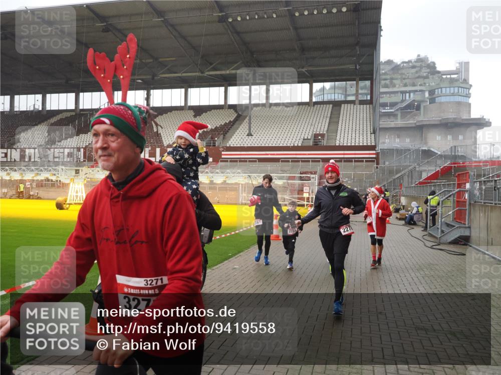 07.12.2025 - St. Pauli X-Mass-Run No. 15 Fabian Wolf http://msf.ph/oto/9419558 07.12.2025 11:33:02 Ziel 321, 977, 1013, 1591, 2107, 2113, 2278, 2281, 2282, 2284, 2662, 3269, 3271 meine-sportfotos.de