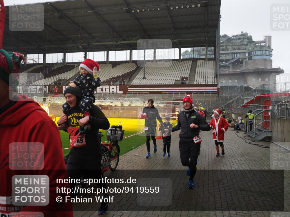 07.12.2025 - St. Pauli X-Mass-Run No. 15 Fabian Wolf http://msf.ph/oto/9419559 07.12.2025 11:33:02 Ziel 321, 977, 1013, 1591, 2107, 2113, 2278, 2281, 2282, 2284, 2662, 3269, 3271 meine-sportfotos.de