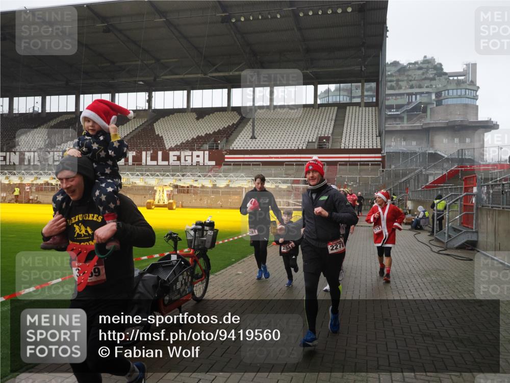 07.12.2025 - St. Pauli X-Mass-Run No. 15 Fabian Wolf http://msf.ph/oto/9419560 07.12.2025 11:33:02 Ziel 321, 977, 1013, 1591, 2107, 2113, 2278, 2281, 2282, 2284, 2662, 3269, 3271 meine-sportfotos.de