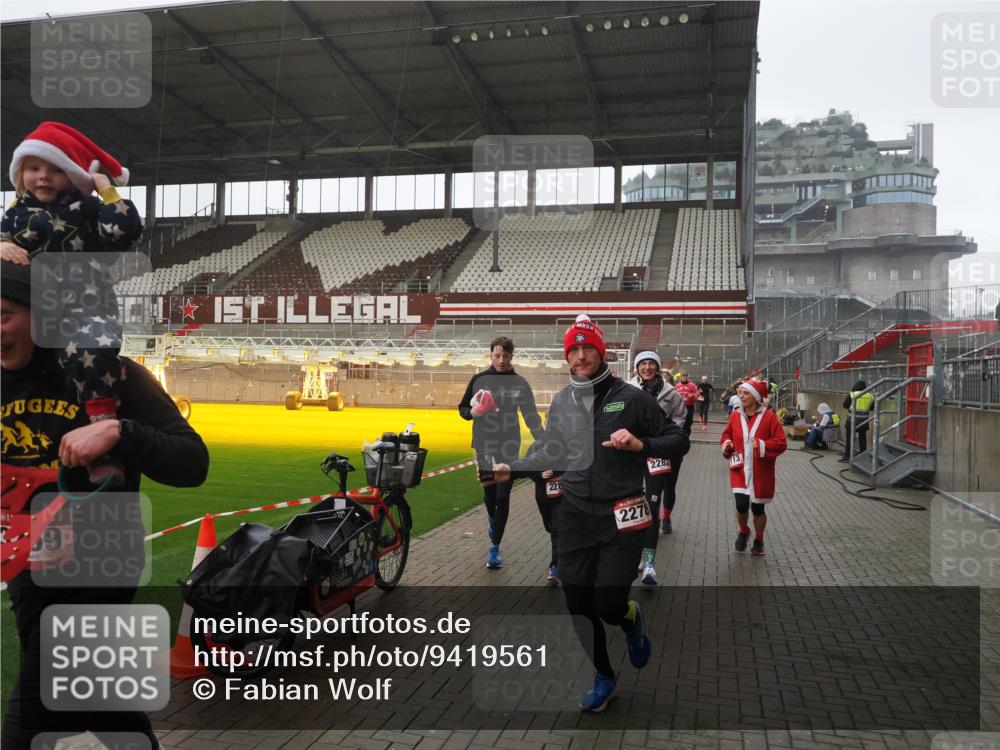 07.12.2025 - St. Pauli X-Mass-Run No. 15 Fabian Wolf http://msf.ph/oto/9419561 07.12.2025 11:33:03 Ziel 321, 977, 1013, 1591, 2005, 2107, 2113, 2278, 2281, 2282, 2284, 2662, 3269, 3271 meine-sportfotos.de