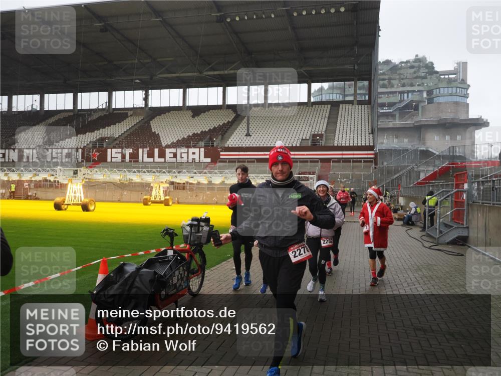 07.12.2025 - St. Pauli X-Mass-Run No. 15 Fabian Wolf http://msf.ph/oto/9419562 07.12.2025 11:33:03 Ziel 321, 977, 1013, 1591, 2005, 2107, 2113, 2278, 2281, 2282, 2284, 2662, 3269, 3271 meine-sportfotos.de
