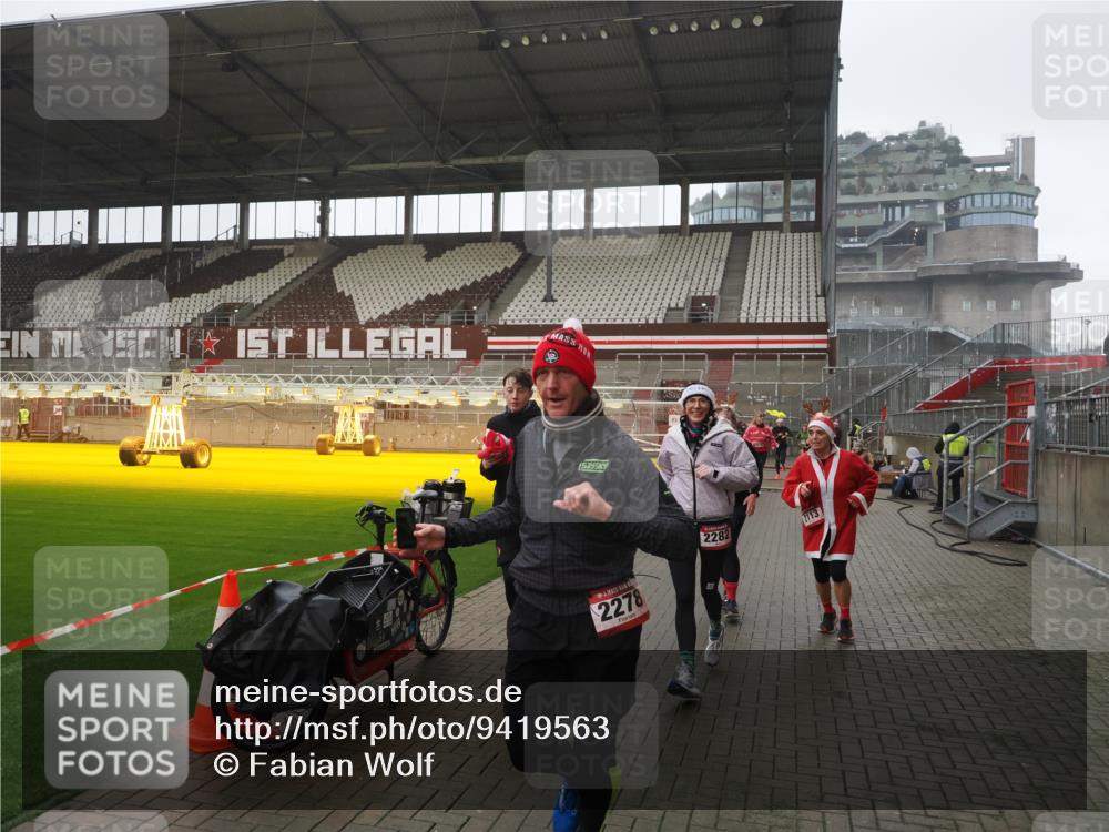 07.12.2025 - St. Pauli X-Mass-Run No. 15 Fabian Wolf http://msf.ph/oto/9419563 07.12.2025 11:33:03 Ziel 321, 977, 1013, 1591, 2005, 2107, 2113, 2278, 2281, 2282, 2284, 2662, 3269, 3271 meine-sportfotos.de