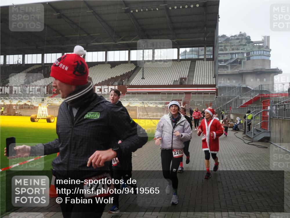 07.12.2025 - St. Pauli X-Mass-Run No. 15 Fabian Wolf http://msf.ph/oto/9419565 07.12.2025 11:33:04 Ziel 321, 977, 1013, 1591, 2005, 2107, 2113, 2278, 2281, 2282, 2284, 2662, 3269, 3271 meine-sportfotos.de