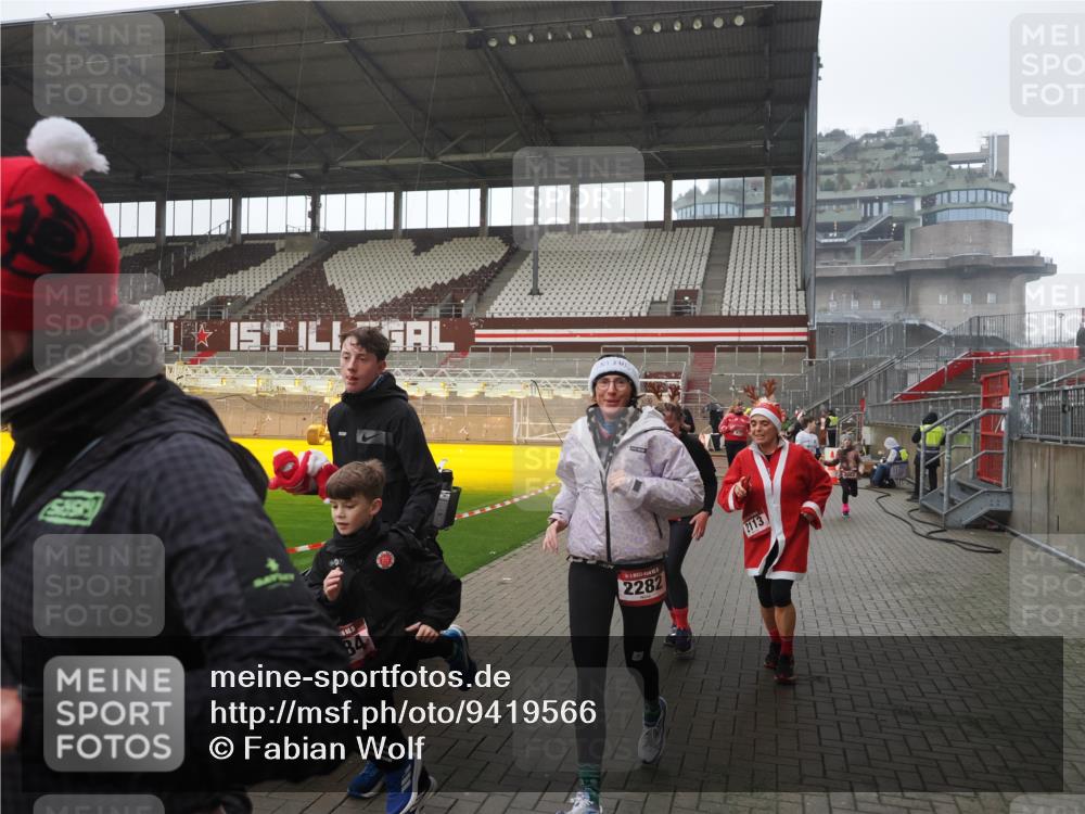 07.12.2025 - St. Pauli X-Mass-Run No. 15 Fabian Wolf http://msf.ph/oto/9419566 07.12.2025 11:33:04 Ziel 321, 977, 1013, 1591, 2005, 2107, 2113, 2278, 2281, 2282, 2284, 2662, 3269, 3271 meine-sportfotos.de