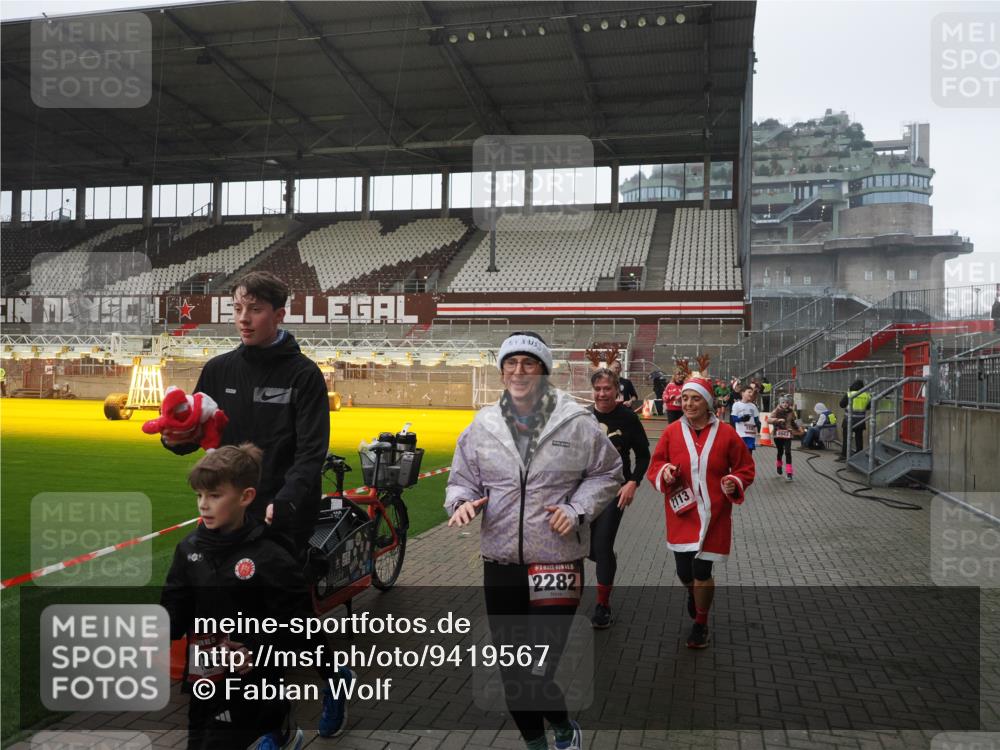 07.12.2025 - St. Pauli X-Mass-Run No. 15 Fabian Wolf http://msf.ph/oto/9419567 07.12.2025 11:33:04 Ziel 321, 977, 1013, 1591, 2005, 2107, 2113, 2278, 2281, 2282, 2284, 2662, 3269, 3271 meine-sportfotos.de