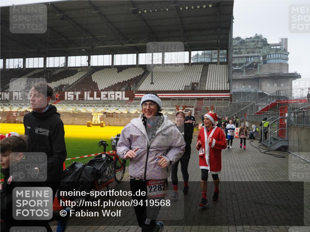 07.12.2025 - St. Pauli X-Mass-Run No. 15 Fabian Wolf http://msf.ph/oto/9419568 07.12.2025 11:33:04 Ziel 321, 977, 1013, 1591, 2005, 2107, 2113, 2278, 2281, 2282, 2284, 2662, 3269, 3271 meine-sportfotos.de
