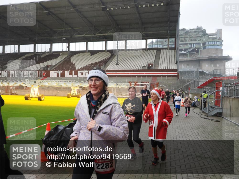 07.12.2025 - St. Pauli X-Mass-Run No. 15 Fabian Wolf http://msf.ph/oto/9419569 07.12.2025 11:33:04 Ziel 321, 977, 1013, 1591, 2005, 2107, 2113, 2278, 2281, 2282, 2284, 2662, 3269, 3271 meine-sportfotos.de