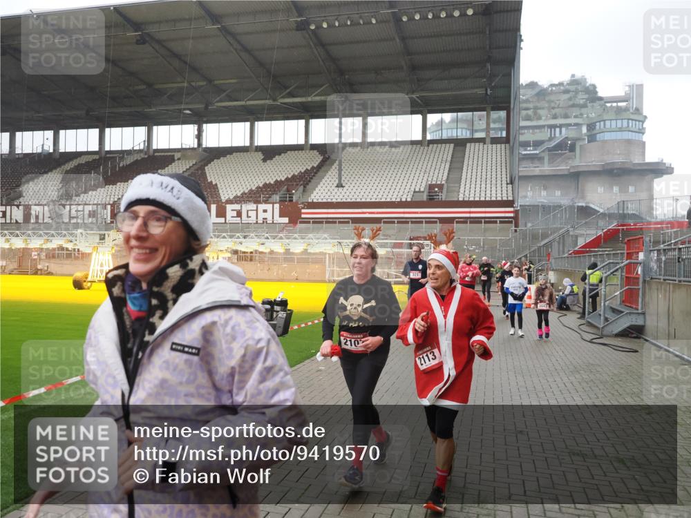 07.12.2025 - St. Pauli X-Mass-Run No. 15 Fabian Wolf http://msf.ph/oto/9419570 07.12.2025 11:33:05 Ziel 321, 977, 1013, 1591, 2005, 2107, 2113, 2278, 2281, 2282, 2284, 2662, 3269, 3271 meine-sportfotos.de