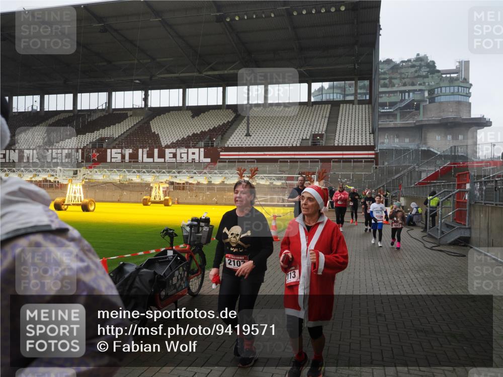 07.12.2025 - St. Pauli X-Mass-Run No. 15 Fabian Wolf http://msf.ph/oto/9419571 07.12.2025 11:33:05 Ziel 321, 977, 1013, 1591, 2005, 2107, 2113, 2278, 2281, 2282, 2284, 2662, 3269, 3271 meine-sportfotos.de