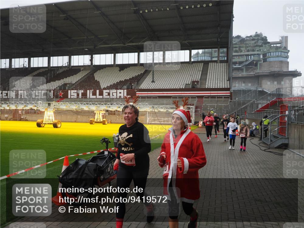 07.12.2025 - St. Pauli X-Mass-Run No. 15 Fabian Wolf http://msf.ph/oto/9419572 07.12.2025 11:33:05 Ziel 321, 977, 1013, 1591, 2005, 2107, 2113, 2278, 2281, 2282, 2284, 2662, 3269, 3271 meine-sportfotos.de