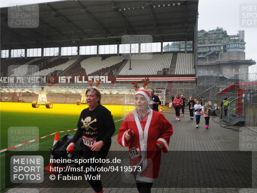 07.12.2025 - St. Pauli X-Mass-Run No. 15 Fabian Wolf http://msf.ph/oto/9419573 07.12.2025 11:33:05 Ziel 321, 977, 1013, 1591, 2005, 2107, 2113, 2278, 2281, 2282, 2284, 2662, 3269, 3271 meine-sportfotos.de