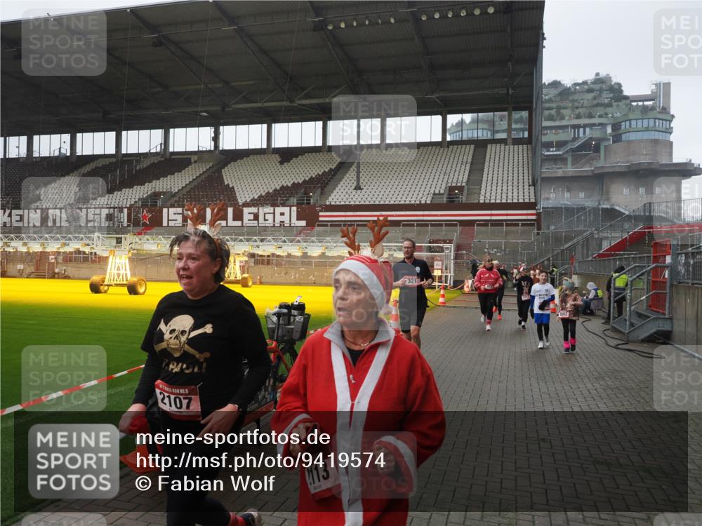 07.12.2025 - St. Pauli X-Mass-Run No. 15 Fabian Wolf http://msf.ph/oto/9419574 07.12.2025 11:33:05 Ziel 321, 977, 1013, 1591, 2005, 2107, 2113, 2278, 2281, 2282, 2284, 2662, 3269, 3271 meine-sportfotos.de