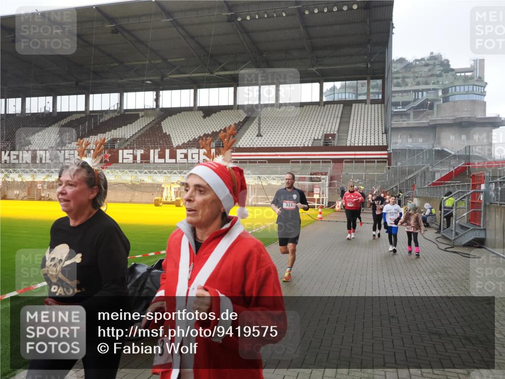 07.12.2025 - St. Pauli X-Mass-Run No. 15 Fabian Wolf http://msf.ph/oto/9419575 07.12.2025 11:33:06 Ziel 321, 977, 1013, 1591, 2005, 2016, 2107, 2113, 2278, 2281, 2282, 2284, 2662, 3269, 3271 meine-sportfotos.de