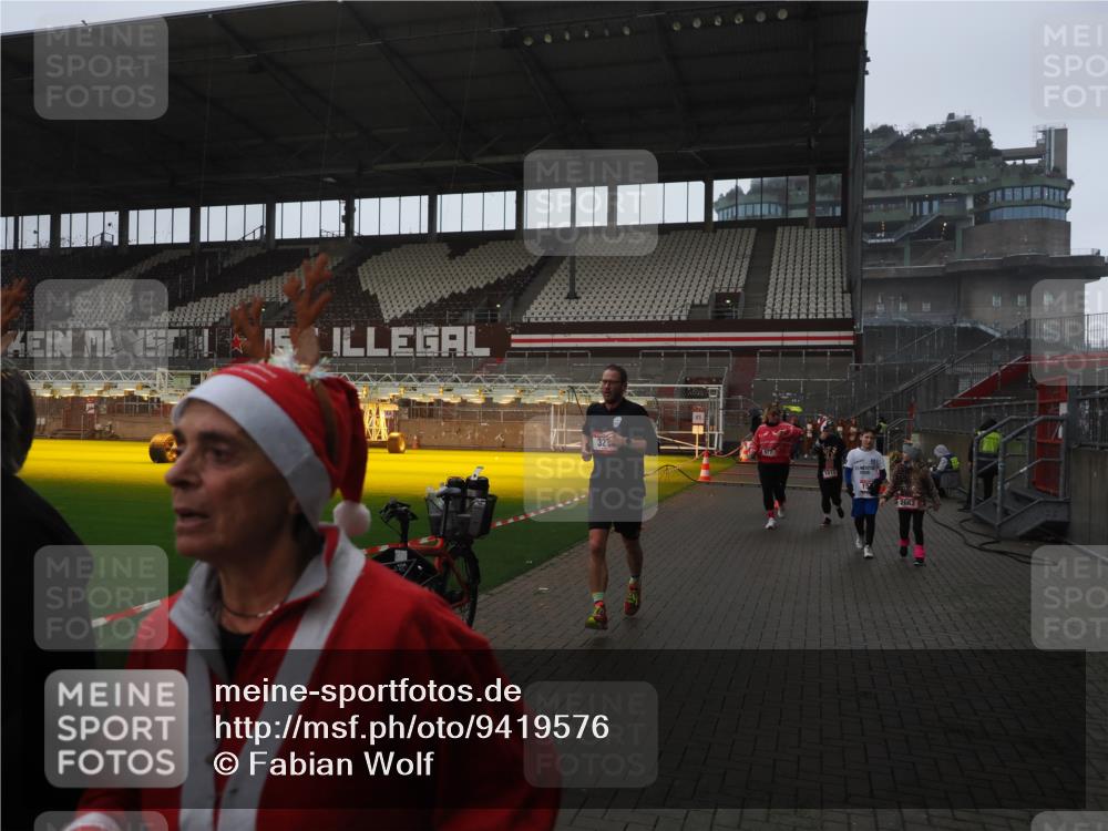 07.12.2025 - St. Pauli X-Mass-Run No. 15 Fabian Wolf http://msf.ph/oto/9419576 07.12.2025 11:33:06 Ziel 321, 977, 1013, 1591, 2005, 2016, 2107, 2113, 2278, 2281, 2282, 2284, 2662, 3269, 3271 meine-sportfotos.de