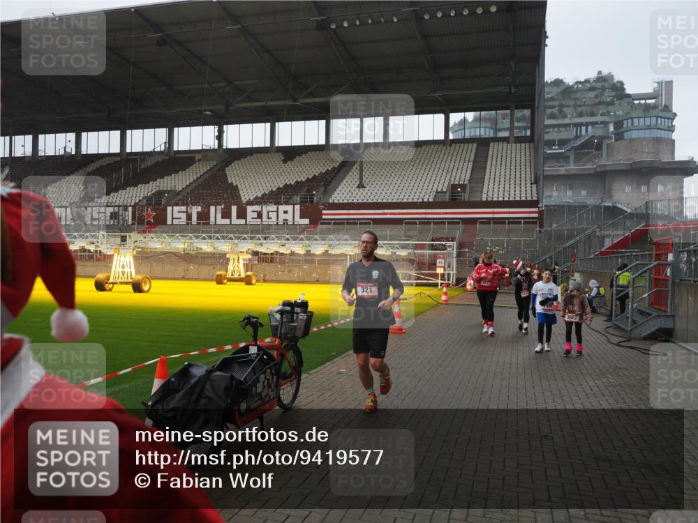 07.12.2025 - St. Pauli X-Mass-Run No. 15 Fabian Wolf http://msf.ph/oto/9419577 07.12.2025 11:33:06 Ziel 321, 977, 1013, 1591, 2005, 2016, 2107, 2113, 2278, 2281, 2282, 2284, 2662, 3269, 3271 meine-sportfotos.de
