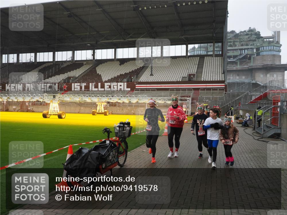 07.12.2025 - St. Pauli X-Mass-Run No. 15 Fabian Wolf http://msf.ph/oto/9419578 07.12.2025 11:33:09 Ziel 321, 977, 1013, 1591, 2005, 2016, 2107, 2113, 2278, 2281, 2282, 2284, 2662, 3039, 3041, 3269, 3271 meine-sportfotos.de