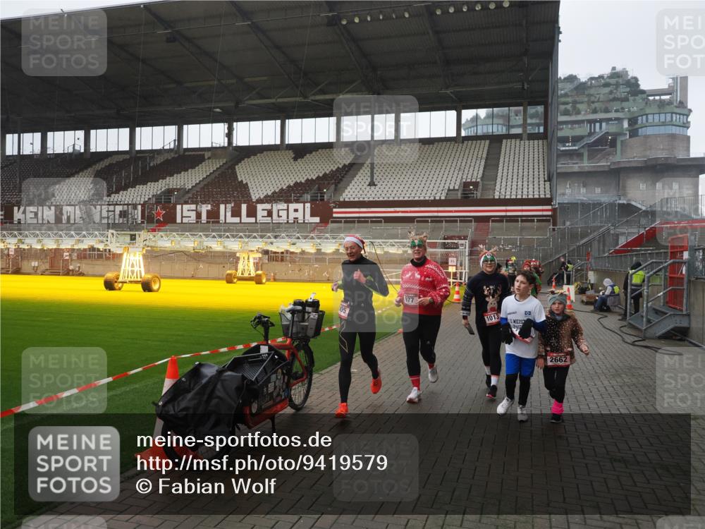 07.12.2025 - St. Pauli X-Mass-Run No. 15 Fabian Wolf http://msf.ph/oto/9419579 07.12.2025 11:33:09 Ziel 321, 977, 1013, 1591, 2005, 2016, 2107, 2113, 2278, 2281, 2282, 2284, 2662, 3039, 3041, 3269, 3271 meine-sportfotos.de