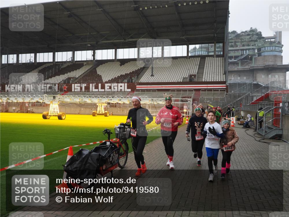 07.12.2025 - St. Pauli X-Mass-Run No. 15 Fabian Wolf http://msf.ph/oto/9419580 07.12.2025 11:33:09 Ziel 321, 977, 1013, 1591, 2005, 2016, 2107, 2113, 2278, 2281, 2282, 2284, 2662, 3039, 3041, 3269, 3271 meine-sportfotos.de