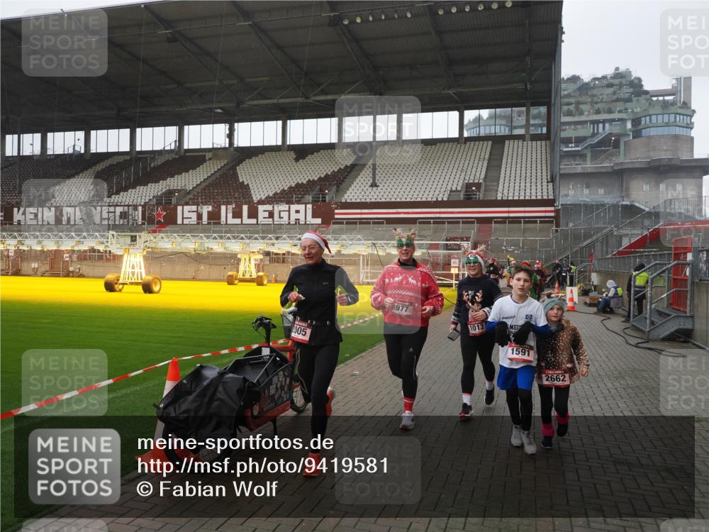 07.12.2025 - St. Pauli X-Mass-Run No. 15 Fabian Wolf http://msf.ph/oto/9419581 07.12.2025 11:33:09 Ziel 321, 977, 1013, 1591, 2005, 2016, 2107, 2113, 2278, 2281, 2282, 2284, 2662, 3039, 3041, 3269, 3271 meine-sportfotos.de