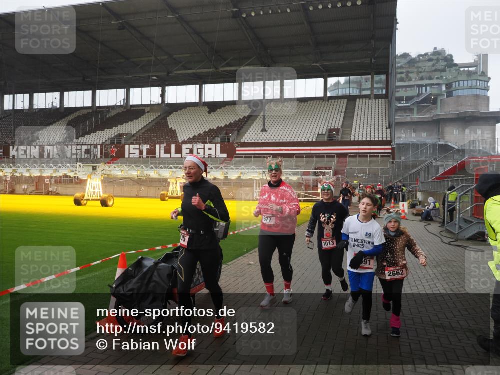 07.12.2025 - St. Pauli X-Mass-Run No. 15 Fabian Wolf http://msf.ph/oto/9419582 07.12.2025 11:33:10 Ziel 321, 977, 1013, 1591, 2005, 2016, 2107, 2113, 2278, 2281, 2282, 2284, 2612, 2613, 2614, 2620, 2662, 3039, 3041, 3269, 3271 meine-sportfotos.de