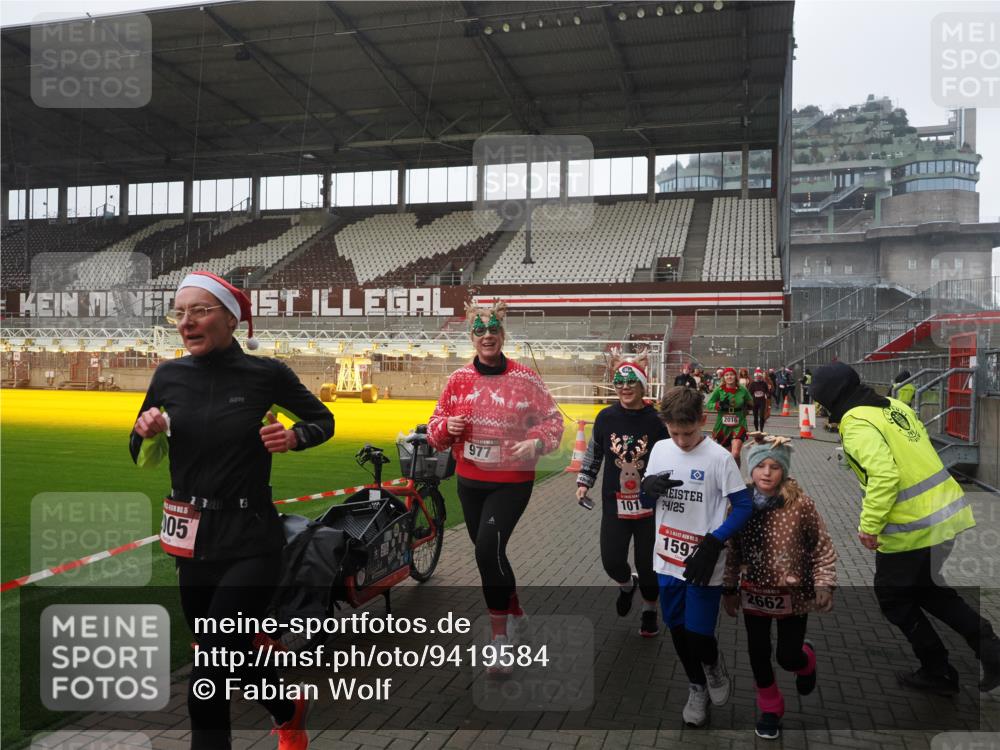 07.12.2025 - St. Pauli X-Mass-Run No. 15 Fabian Wolf http://msf.ph/oto/9419584 07.12.2025 11:33:10 Ziel 321, 977, 1013, 1591, 2005, 2016, 2107, 2113, 2278, 2281, 2282, 2284, 2612, 2613, 2614, 2620, 2662, 3039, 3041, 3269, 3271 meine-sportfotos.de