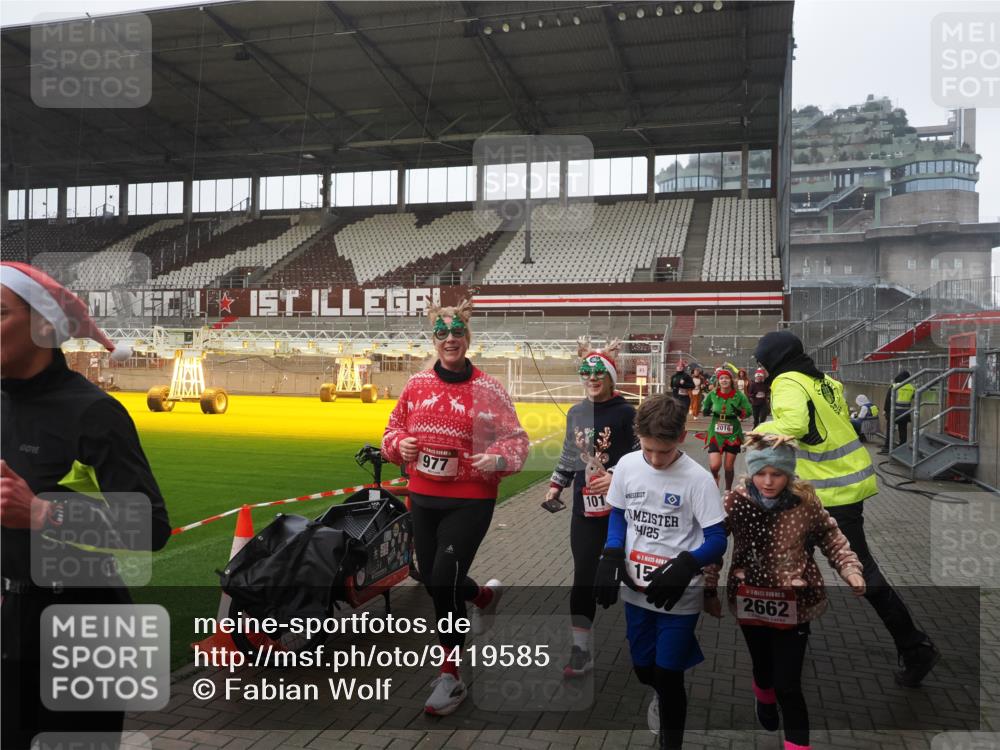 07.12.2025 - St. Pauli X-Mass-Run No. 15 Fabian Wolf http://msf.ph/oto/9419585 07.12.2025 11:33:10 Ziel 321, 977, 1013, 1591, 2005, 2016, 2107, 2113, 2278, 2281, 2282, 2284, 2612, 2613, 2614, 2620, 2662, 3039, 3041, 3269, 3271 meine-sportfotos.de