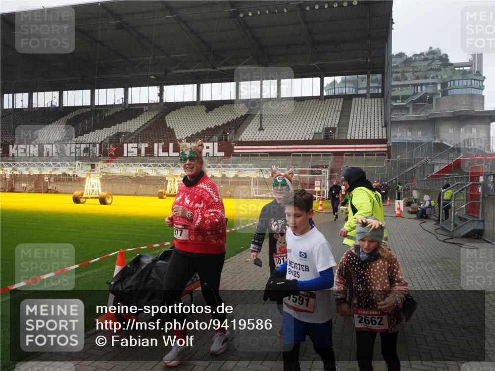 07.12.2025 - St. Pauli X-Mass-Run No. 15 Fabian Wolf http://msf.ph/oto/9419586 07.12.2025 11:33:10 Ziel 321, 977, 1013, 1591, 2005, 2016, 2107, 2113, 2278, 2281, 2282, 2284, 2612, 2613, 2614, 2620, 2662, 3039, 3041, 3269, 3271 meine-sportfotos.de