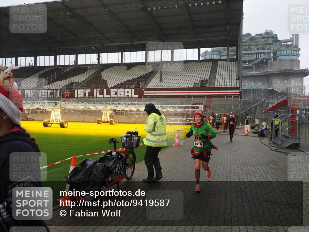 07.12.2025 - St. Pauli X-Mass-Run No. 15 Fabian Wolf http://msf.ph/oto/9419587 07.12.2025 11:33:12 Ziel 321, 977, 1013, 1591, 2005, 2016, 2107, 2113, 2278, 2281, 2282, 2284, 2612, 2613, 2614, 2620, 2662, 3039, 3041, 3269, 3271 meine-sportfotos.de