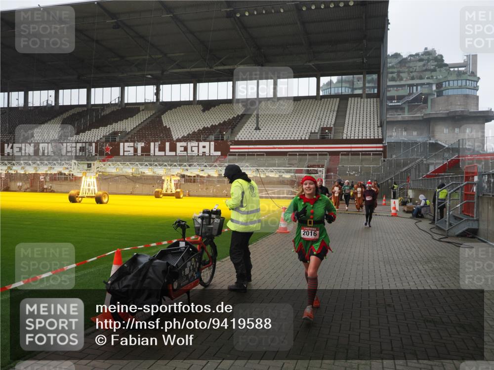 07.12.2025 - St. Pauli X-Mass-Run No. 15 Fabian Wolf http://msf.ph/oto/9419588 07.12.2025 11:33:12 Ziel 321, 977, 1013, 1591, 2005, 2016, 2107, 2113, 2278, 2281, 2282, 2284, 2612, 2613, 2614, 2620, 2662, 3039, 3041, 3269, 3271 meine-sportfotos.de