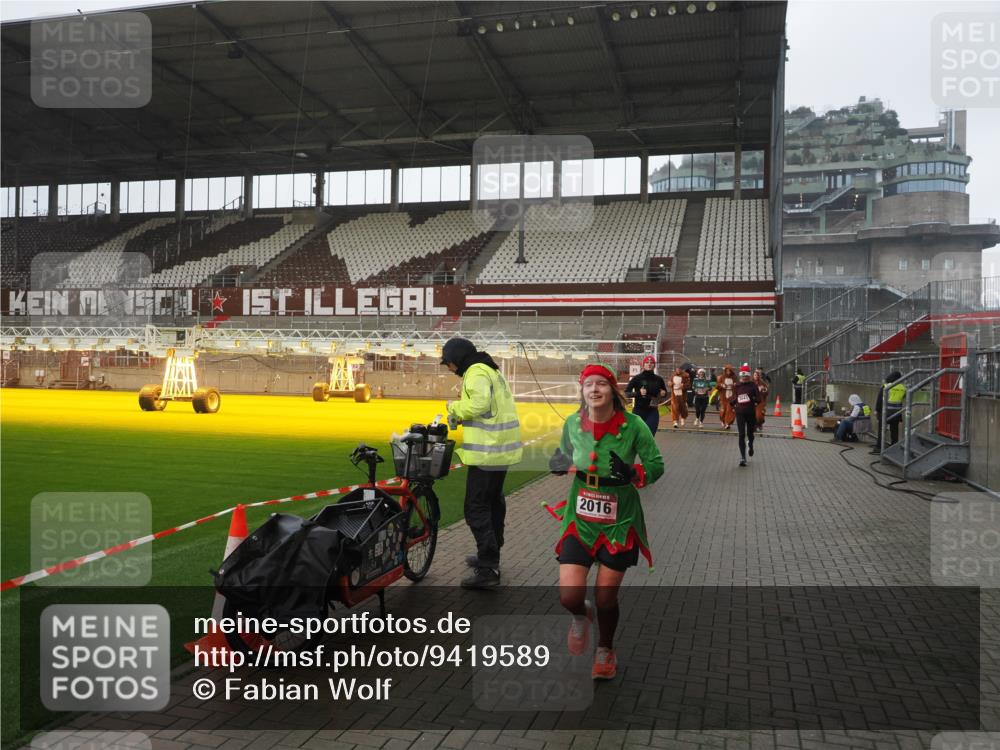 07.12.2025 - St. Pauli X-Mass-Run No. 15 Fabian Wolf http://msf.ph/oto/9419589 07.12.2025 11:33:12 Ziel 321, 977, 1013, 1591, 2005, 2016, 2107, 2113, 2278, 2281, 2282, 2284, 2612, 2613, 2614, 2620, 2662, 3039, 3041, 3269, 3271 meine-sportfotos.de